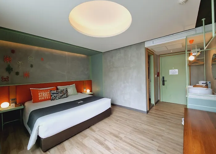 מלון Samsen Street 4*